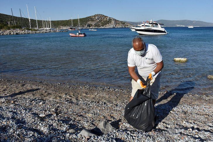 Muğla'da teknelerle ulaşılan plajda çevre ve deniz dibi temizliği yapıldı G3