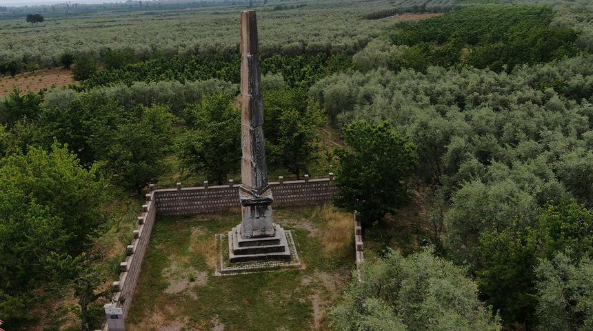 Bursa'da tarlaların ortasındaki 2 bin yıllık anıt mezar! Üzerindeki yazılar dikkat çekti 