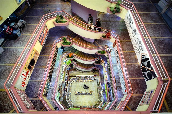 Kitap kokusuyla müziğin tınısını buluşturan çarşı, mimarisiyle baş döndürüyor G1