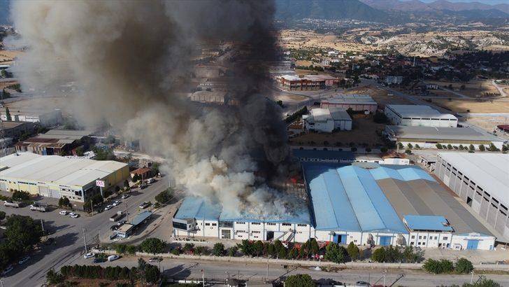 GÜNCELLEME - Denizli'de tekstil fabrikasında çıkan yangın kontrol altına alındı G1