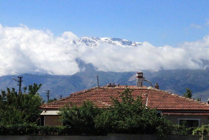 Erzincan'daki Esence ve Munzur dağları haziranda beyaza büründü G1