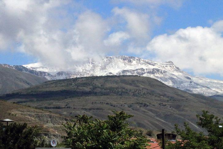 Erzincan'daki Esence ve Munzur dağları haziranda beyaza büründü G2