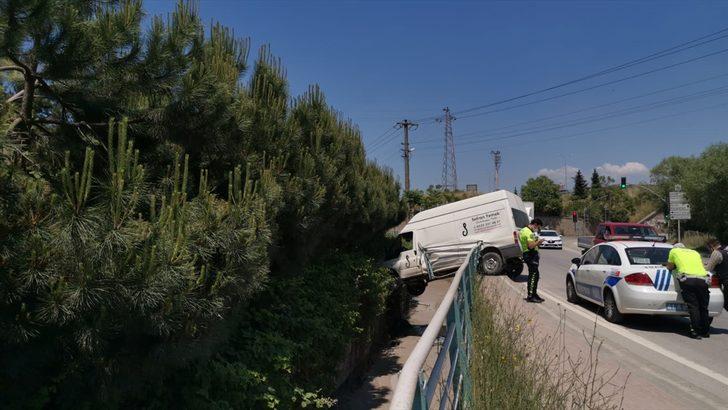 Kocaeli'de bariyerlere çarpan panelvan dere kanalının üzerinde asılı kaldı: 1 yaralı G1