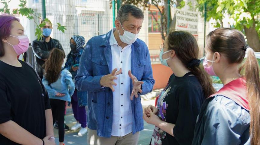 Bakan Selçuk, LGS sınavına giren öğrenci ve velilerle bir araya geldi