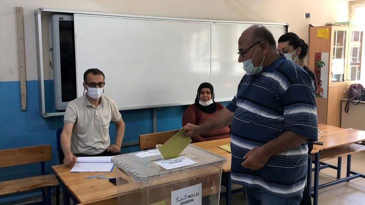 Adana, Mersin, Hatay ve Osmaniye'de vatandaşlar muhtarlık seçimi için sandık başında G1
