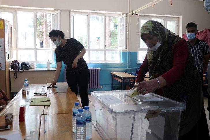 Adana, Mersin, Hatay ve Osmaniye'de vatandaşlar muhtarlık seçimi için sandık başında G3