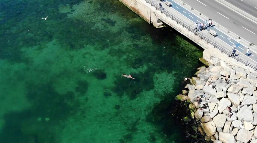 Kısıtlamayı hi&ccedil;e sayıp denize girdiler