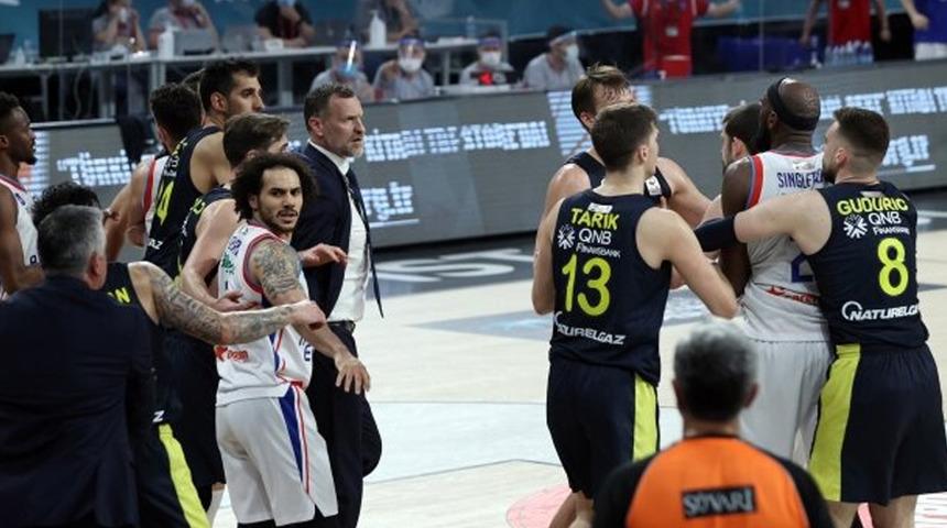Federasyon, Anadolu Efes-Fenerbahçe maçındaki cezaları açıkladı