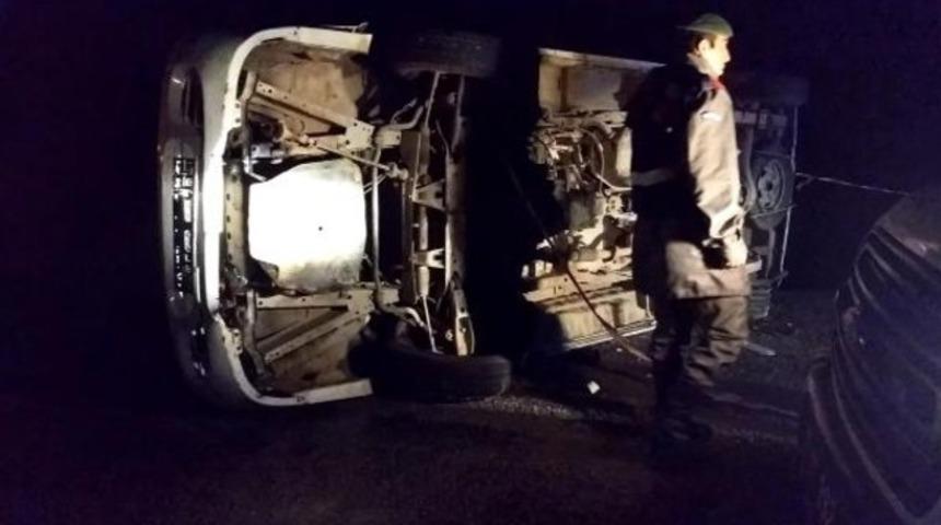 Kamyonet düğüne gidenleri taşıyan minibüs ve otomobile çarptı: 10 yaralı 