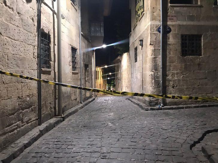 Gaziantep'te güven timlerinden kaçmak isteyen şüphelilerin rastgele ateşinde biri polis 5 kişi yaralandı G2