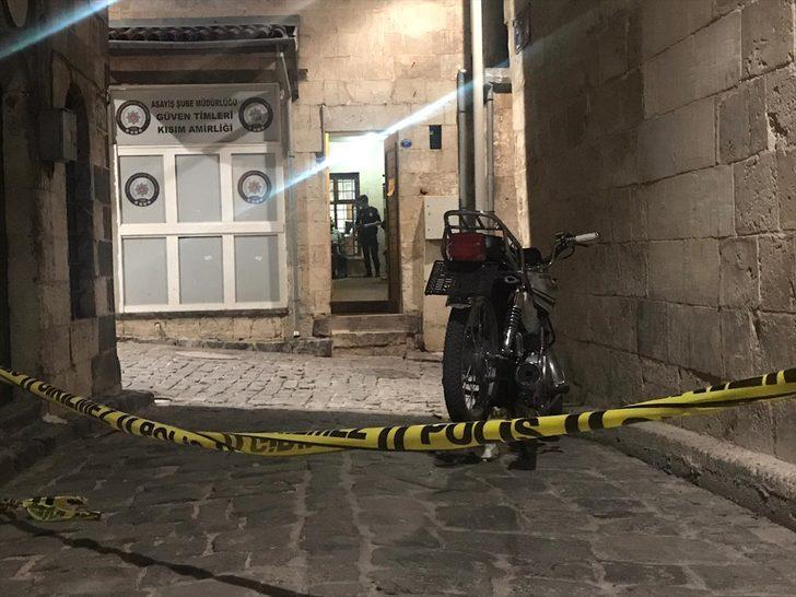 Gaziantep'te güven timlerinden kaçmak isteyen şüphelilerin rastgele ateşinde biri polis 5 kişi yaralandı G3