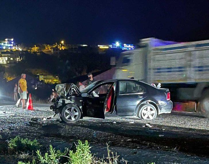 Antalya'da iki otomobil çarpıştı: 1 ölü, 2 yaralı G1