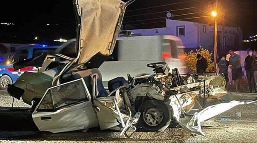 Antalya'da korkun&ccedil; kaza! İki ara&ccedil; kafa kafaya &ccedil;arpıştı