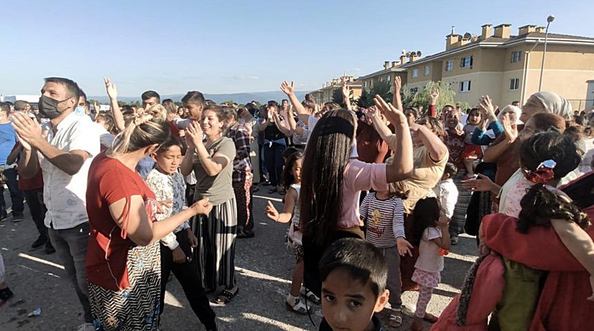 Destekledikleri adayın muhtar seçilmesini göbek atarak kutladılar