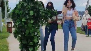 İlginç görüntü! 'Ağaç adam' hem güldürdü, hem korkuttu