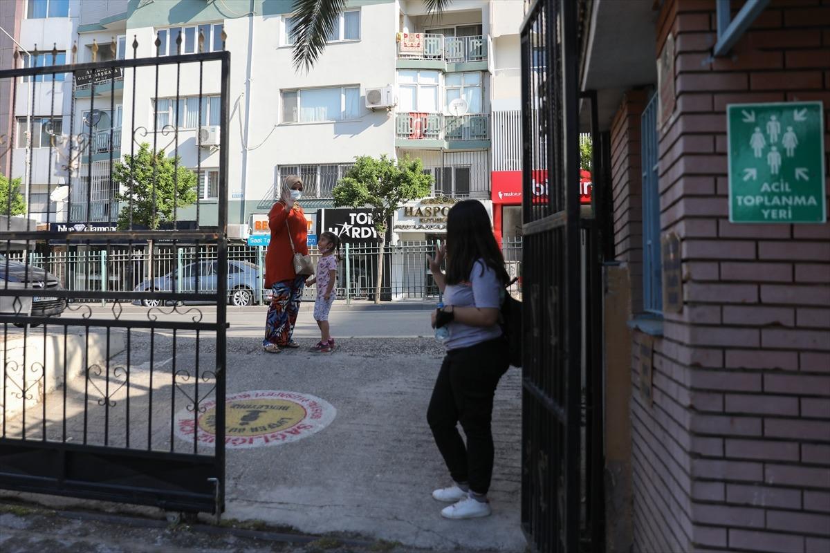 İzmir'de ortaokul ve lise &ouml;ğrencileri y&uuml;z y&uuml;ze eğitimin başlamasıyla okullarına d&ouml;nd&uuml;