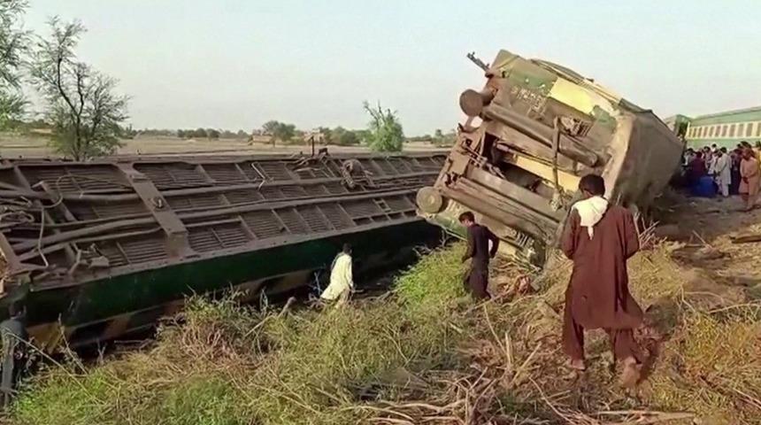 Pakistan'da iki yolcu treni &ccedil;arpıştı: 36 &ouml;l&uuml;