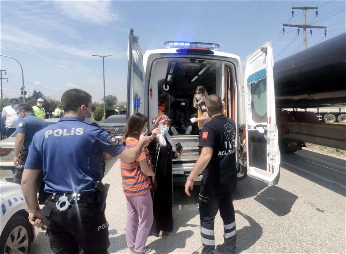 D&uuml;zce'de 7 aracın karıştığı zincirleme trafik kazasında 5 kişi yaralandı