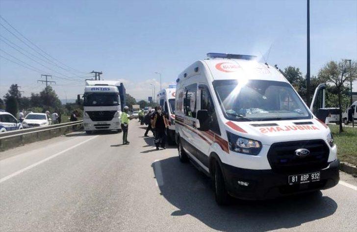 Düzce'de 7 aracın karıştığı zincirleme trafik kazasında 5 kişi yaralandı G4