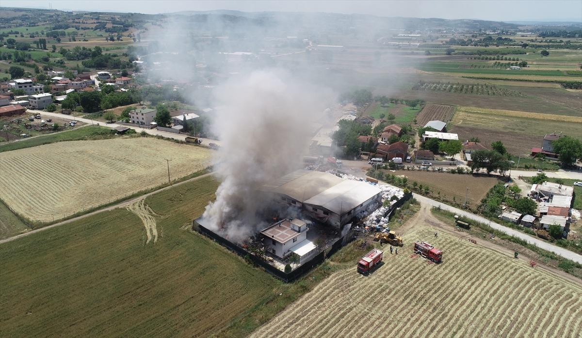 Bursa'da geri d&ouml;n&uuml;ş&uuml;m tesisinin atık sahasındaki plastik malzemeler yandı