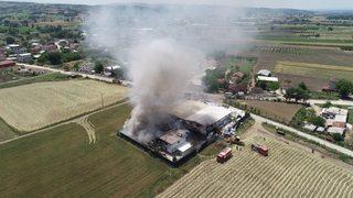 Bursa'da geri dönüşüm tesisinin atık sahasındaki plastik malzemeler yandı