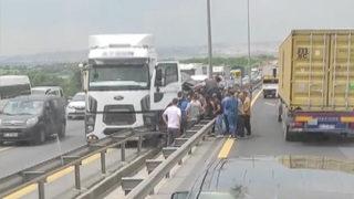 TEM'de kaza: TIR ile bariyer arasında sıkıştı, trafik yoğunluğu oluştu