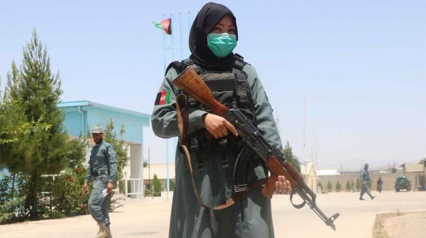 ABD ve AB'den Afganistan'a &ccedil;ağrı: Bazı kadın polislere meslektaşlarının tecav&uuml;z ettiği iddiaları soruşturulmalı