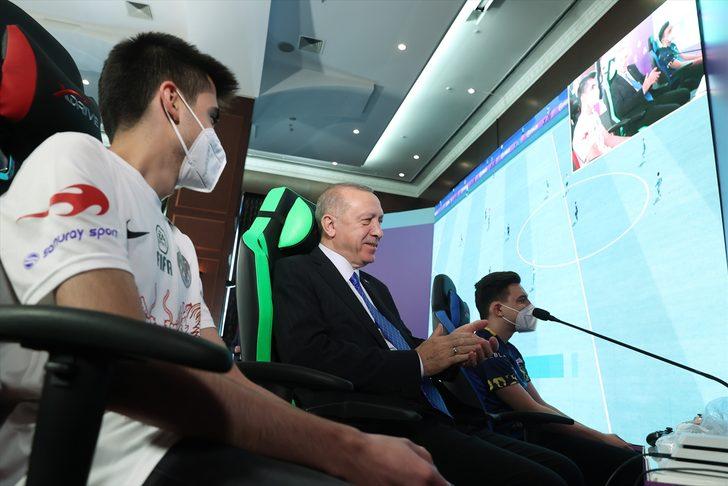 Cumhurbaşkanı Erdoğan, AK Parti Gençlik Kollarınca düzenlenen e-Spor turnuvasının final maçını izledi G2