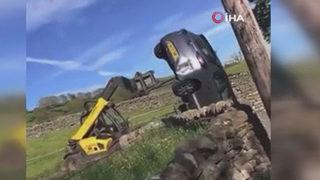 İngiltere'de bir çiftçi, iş makinesi ile otomobili ters çevirdi