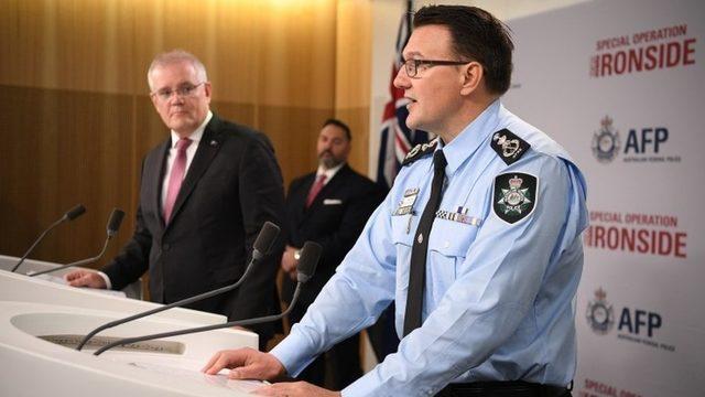 Avustralya Federal Polis Müdürü Reece Kershaw (sağda)