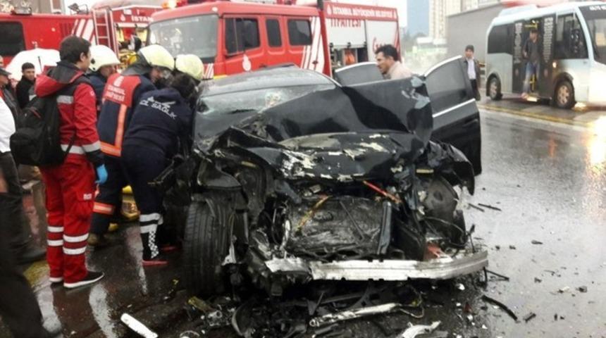 Kadıköy'de lüks otomobil yolcu otobüsüne çarptı