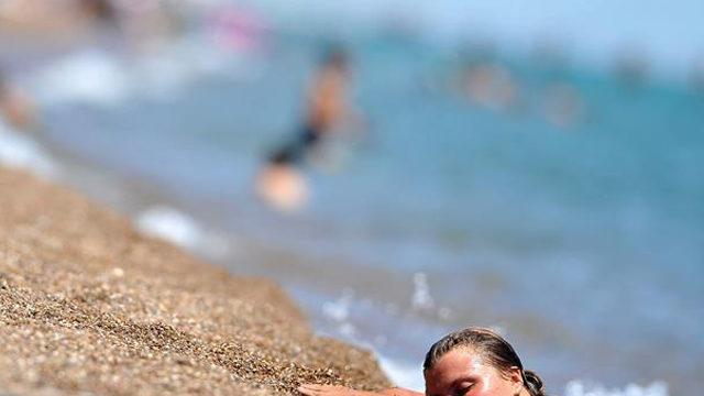 Uzman isim uyardı: Kontrolsüz güneşlenme kansere sebep oluyor