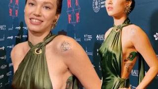 Melisa Şenolsun ve Umut Evirgen tatilde! Öp öp doyamadı