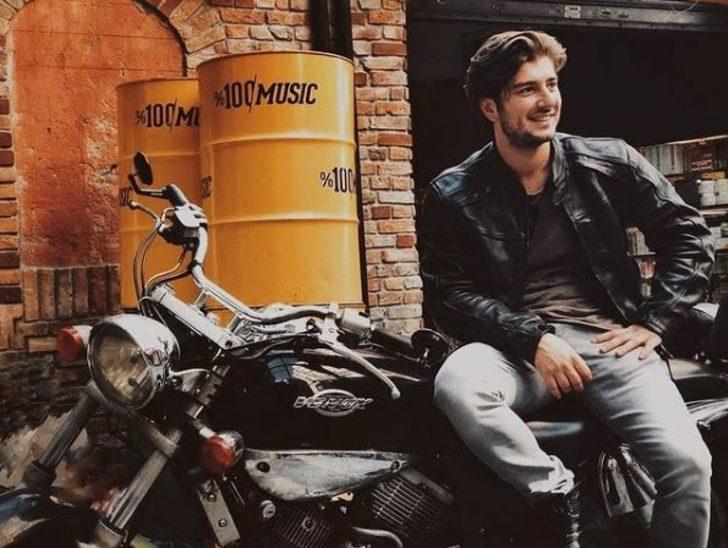 Çok Güzel Hareketler'in yakışıklı oyuncusu Oğuz Çelebi'nin sevgilisi güzelliğiyle büyüledi! Ekip arkadaşı ile evlenecek! G1