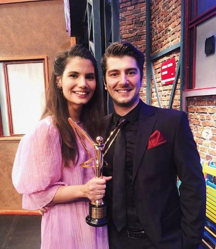 Çok Güzel Hareketler'in yakışıklı oyuncusu Oğuz Çelebi'nin sevgilisi güzelliğiyle büyüledi! Ekip arkadaşı ile evlenecek! G3