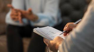 Psikiyatrist mi ilaç yazar, psikolog mu? İşte psikiyatrist ve psikolog arasındaki farklar