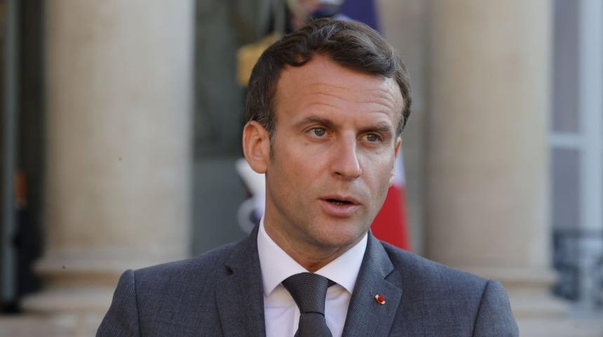 Fransa Cumhurbaşkanı Macron'a tokat atıldı, iki kişi g&ouml;zaltına alındı