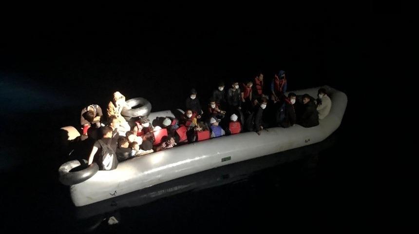 İzmir açıklarında, Türk kara sularına itilen 31 sığınmacı kurtarıldı