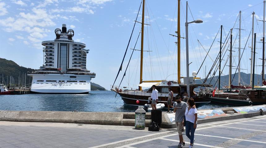 'Yüzen Kasaba' olarak adlandırılan 18 katlı gemi Marmaris'e demir attı