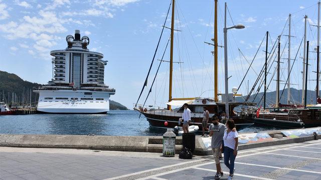 'Yüzen Kasaba' olarak adlandırılan 18 katlı gemi Marmaris'e demir attı