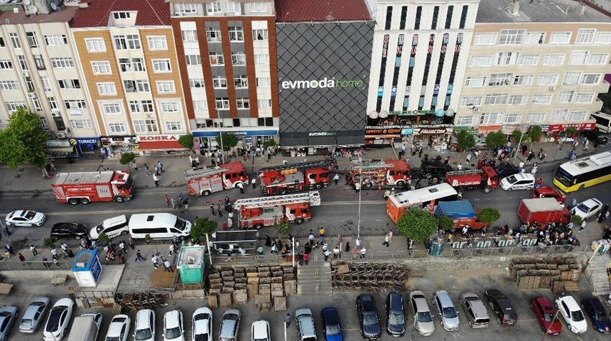 Esenler’de alışveriş merkezinde yangın paniği