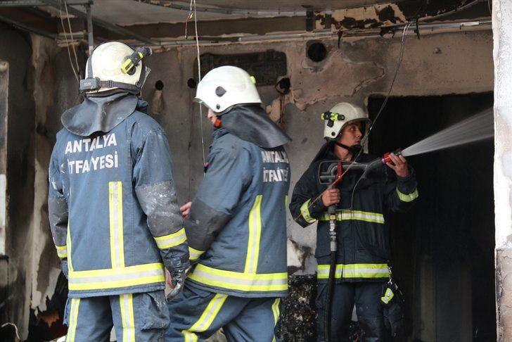 Antalya'da bir evde meydana gelen patlamanın ardından çıkan yangında bir kişi yaralandı G4