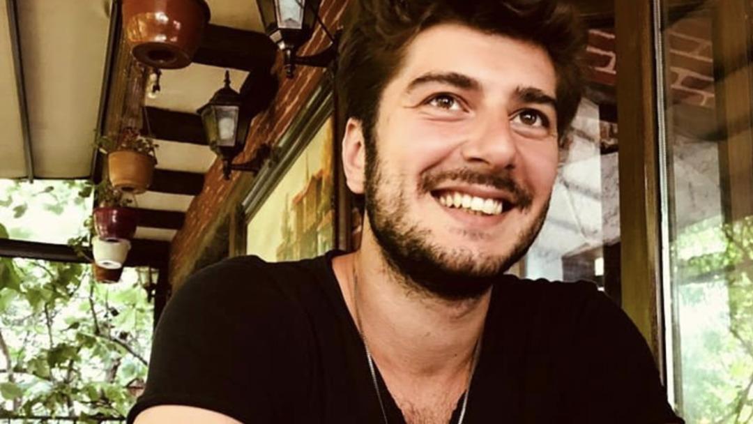 &Ccedil;ok G&uuml;zel Hareketler'in yakışıklı oyuncusu Oğuz &Ccedil;elebi'nin sevgilisi g&uuml;zelliğiyle b&uuml;y&uuml;ledi! Ekip arkadaşı ile evlenecek!