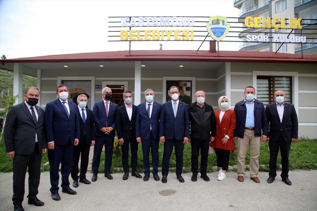 Bakan Kasapoğlu, sezonu iki kupayla tamamlayan Kastamonu Belediyespor Kadın Hentbol Takımı'nı kutladı