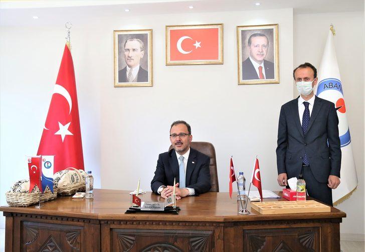 Bakan Kasapoğlu, sezonu iki kupayla tamamlayan Kastamonu Belediyespor Kadın Hentbol Takımı'nı kutladı G2