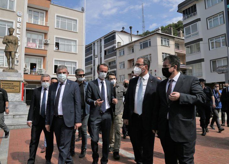 Bakan Kasapoğlu, sezonu iki kupayla tamamlayan Kastamonu Belediyespor Kadın Hentbol Takımı'nı kutladı G3