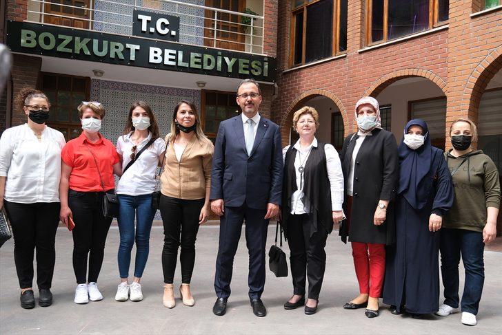Bakan Kasapoğlu, sezonu iki kupayla tamamlayan Kastamonu Belediyespor Kadın Hentbol Takımı'nı kutladı G5