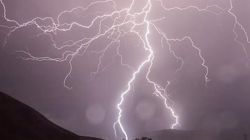 Hindistan'da yıldırım düşmesi sonucu 27 kişi yaşamını yitirdi