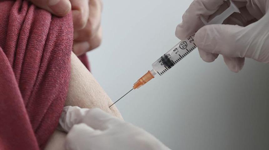 Almanya'da bir &ccedil;ocuğa y&ouml;netmeliğe aykırı olarak Kovid-19 aşısı uygulandı