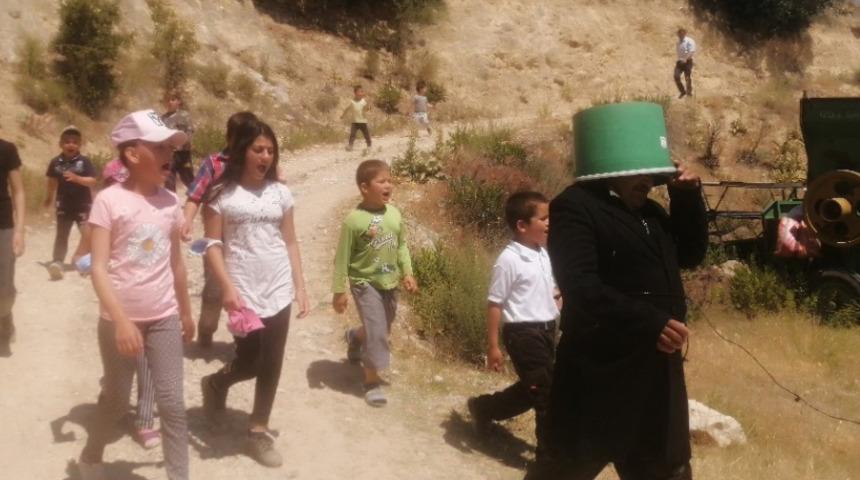 Her yıl yapılan gelenek! Başına kova geçirip mahallede dolaşıyor